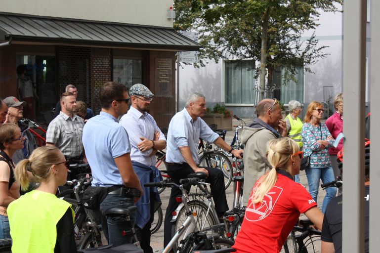 Die Teilnehmer der Radtour lauschen den Ausführungen über das Leben der jüdischen Familie Herrmann am Standort ihres Wohnhauses.